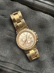 Michael Kors MK-5586 Women’s Chronograph Gold SS. Missing a gem