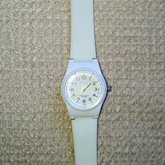 Q&Q Citizen Falcon White Resin Unisex Watch 10 BAR Water Resist Gold Hands 2035