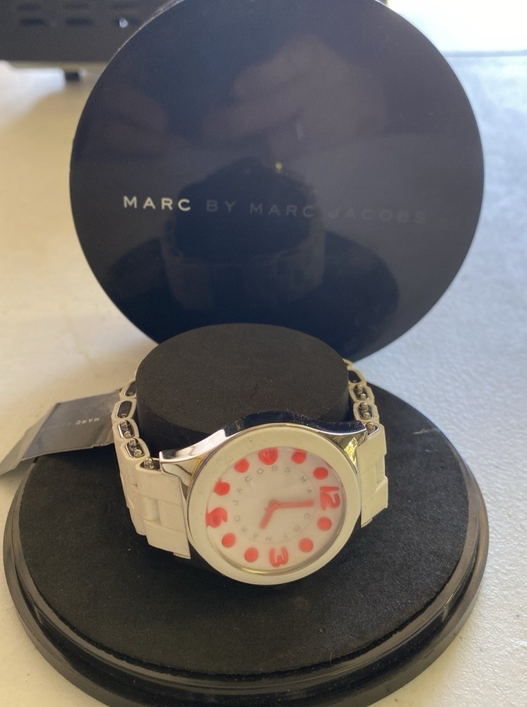 Marc by Marc Jacobs watch white silicone strap needs battery