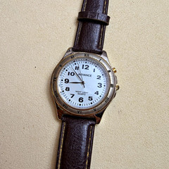 UNTESTED Vintage Advance Night Light Quartz Analog Watch White Dial Brown Watch