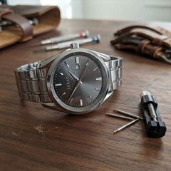 Sophisticated Men’s Dress Watch in Stainless Steel – Big Face, Luminous Features