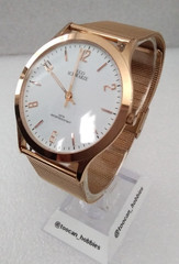 Hugo Schwarze Mens Gold Tone Watch with Mesh Strap in Excellent Condition
