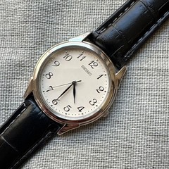 SEIKO 7N01 7141 Wristwatch Quartz Timepiece Ivory Dial Black Band 18mm