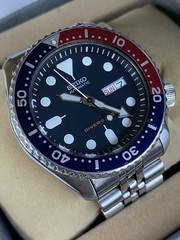 Seiko SKX009 Automatic Men’s Diver Watch – Day Date Pepsi Bezel with extra links
