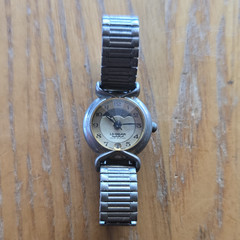 LA Gear LG-108 Women’s Quartz Water Resistant Analog Silver Bracelet Watch