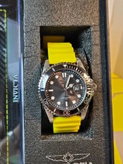 Invicta Special Edition Replica Racing Car w/ Invicta 43mm (50259) Watch Bundle