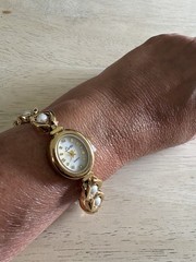 Lsotr Women’s Quartz Oval Dress Watch Gold Tone Faux Pearl Bracelet White Dial