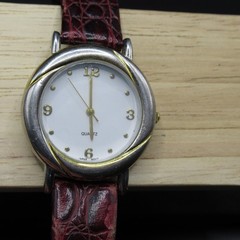 Elegant Quartz Wristwatch with White Dial, Gold Accents & Burgundy Croc-Embossed