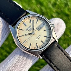 Vintage Seiko 5 White Silver Dial Automatic Japan Made Men’s Watch 7009-6001