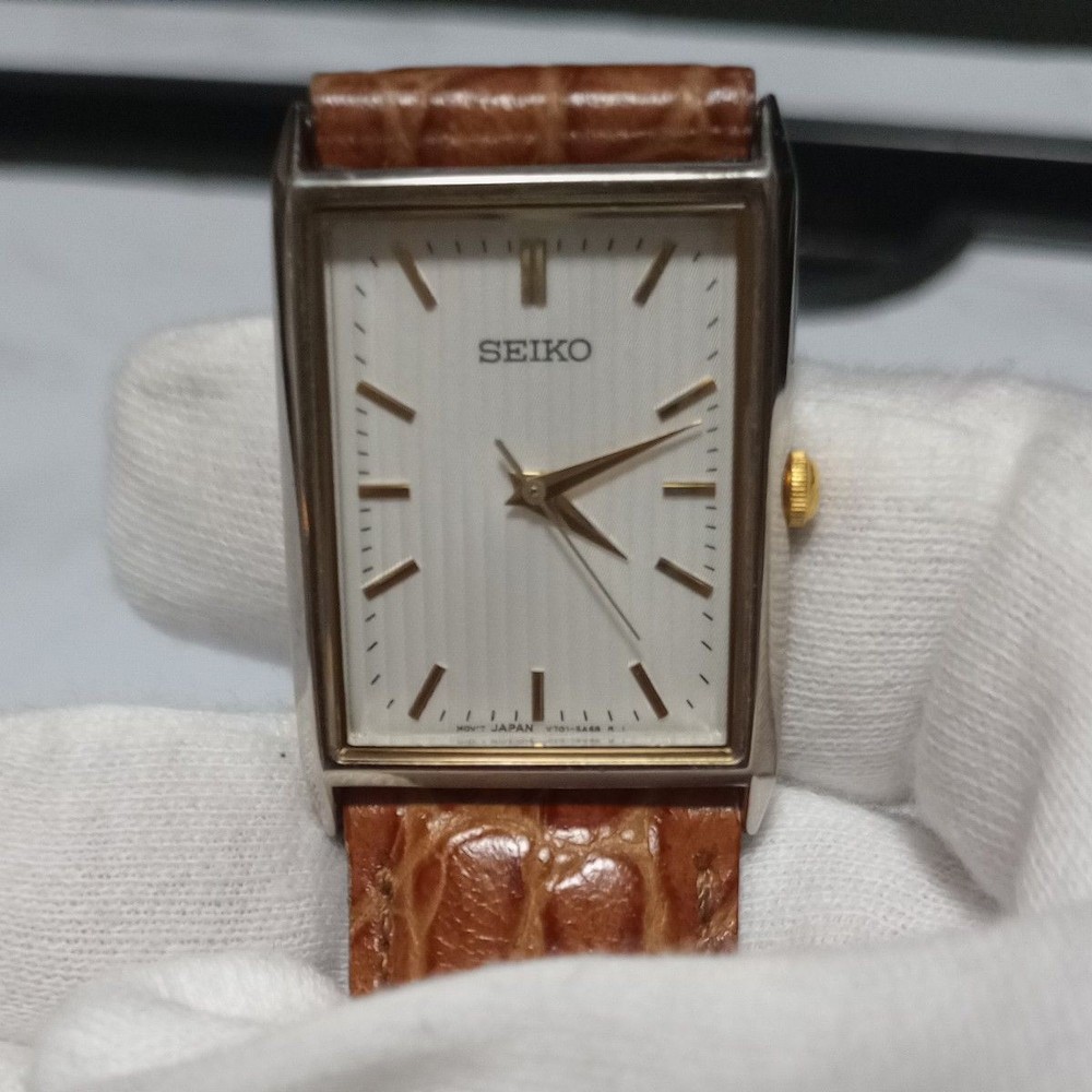 SEIKO Quartz Wristwatch V701 5E20 Working Condition