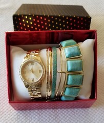 NWT FMD Gold Tone Watch w/Crystals & 5 Bracelets FMDAL845 Link Band Need Battery