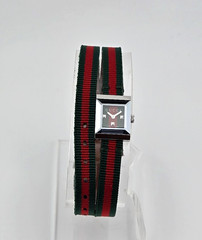 Gucci G-Frame YA128528 Women’s Green and Red Fabric Strap Watch ⌚