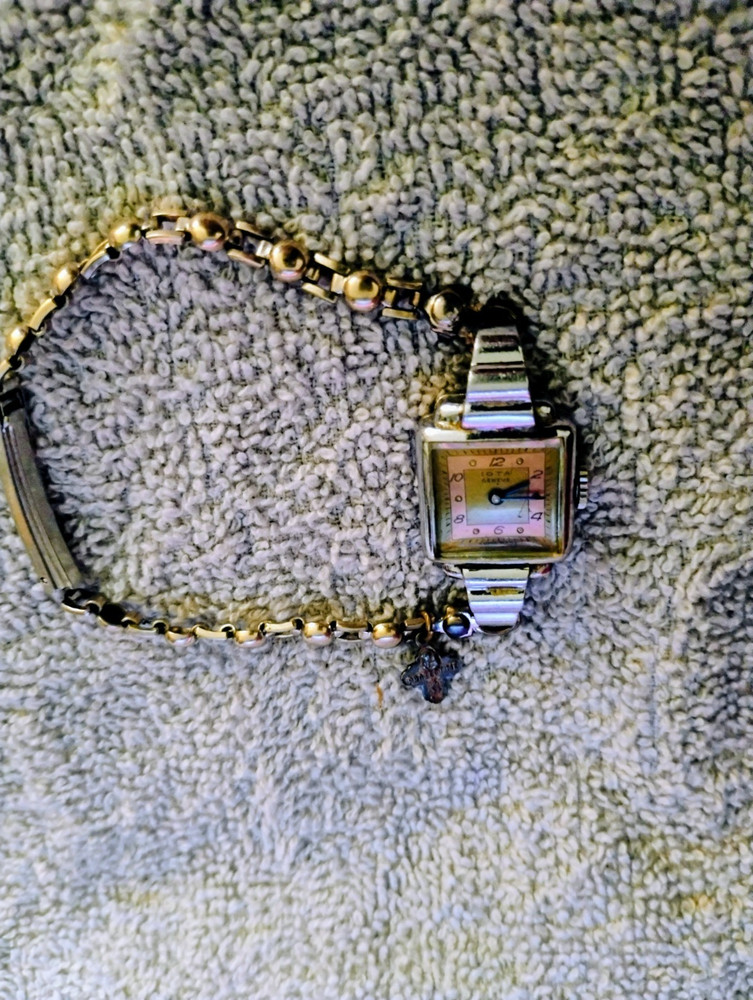 RUNNING Iota Geneve Watch Silver Tone Bracelet Women’s watch with 3 Other Bands