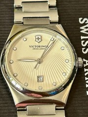 Victorinox, Sapphire Crystal, 28mm, 7.25” Wrist, WR 100m, Date, New/Box/Booklet