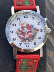 Quartz Wristwatch Santa Dial White Multicolor Red/Green Strap Plays Jingle Bells