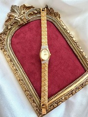 Seiko Women’s V400-6559 Vintage Gold-Tone Oval Quartz Watch Gold Dial Roman