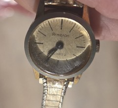 Vintage Armitron Quartz Ladies Gold Tone Wristwatch Stretch Expansion Band