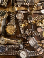 HUGE Lot 80 Vintage Now Used Watches few run GoldSilver Tone ELGIN SEIKO BULOVA+