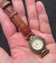 Vintage JACLYN SMITH Gold Tone Classic Croco Grain Band Quartz Watch 400101