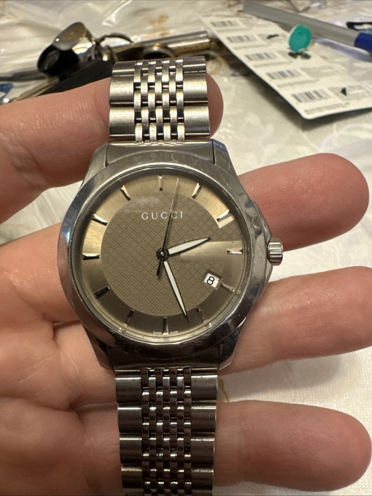 Gucci Swiss Made Stainless Steel mens Watch missing back cover