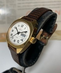 BRILLIANT 1960s Helbros Ladies 26mm Classic 17 Jewels Day & Date Indicator RUNS!