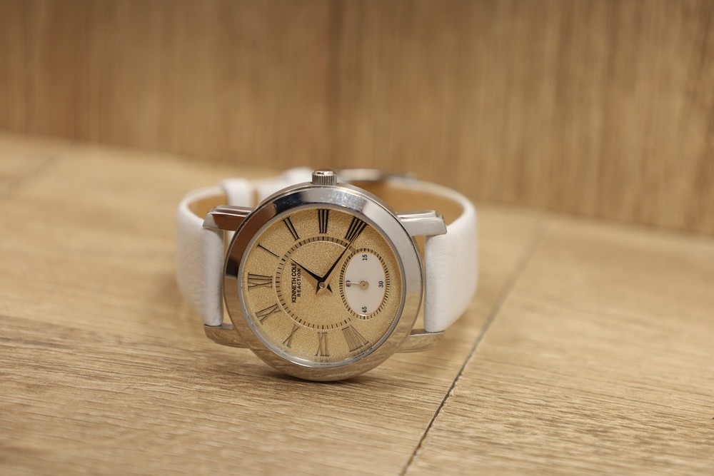 Ladies Kenneth Cole Reaction Silver Tone White Leather Band Watch KC2452 New Bat