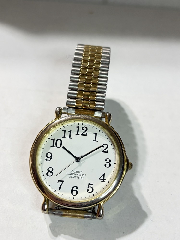 Analog quartz watch, “Quartz water resistant 30 meters”
