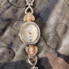 La Express Vintage Watch with Heart Band Cameo Women Ladies Gold Tone