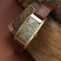 1930s Gruen Curvex Peer 50 mm Cal. 330 Manual Wind Curved Case 14k Gold Filled