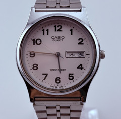 CASIO MQ-514 Quartz day date Analog White dial crystal scratched 33.3mm