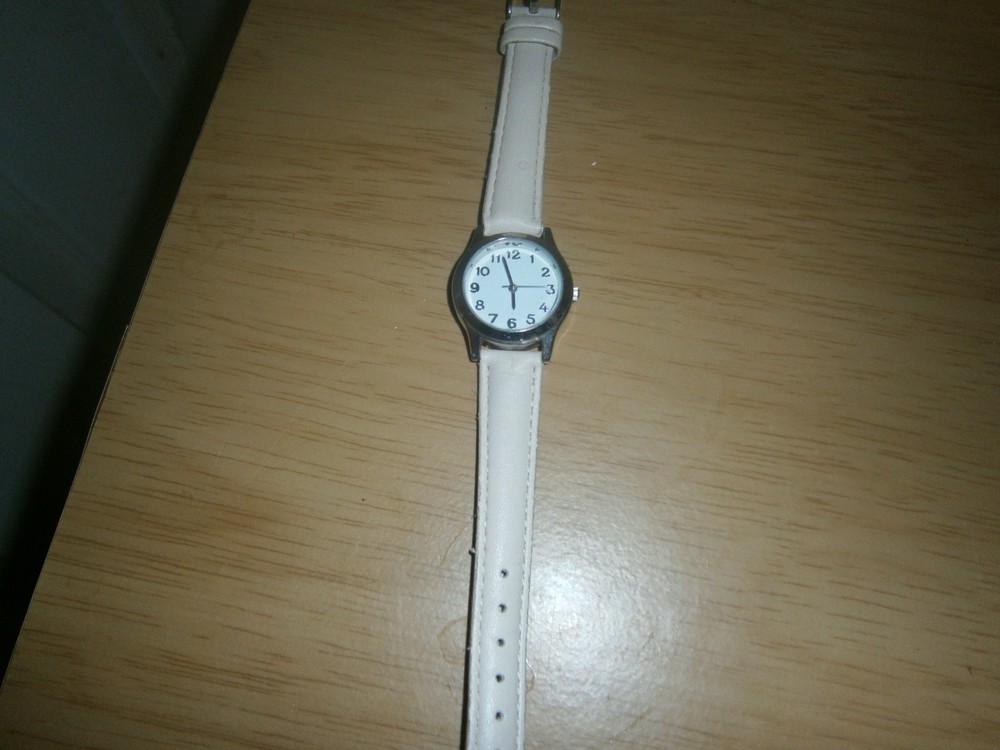 Mid 2010’s unbranded ladies quartz watch. Cream faux leather strap.22cm(E26WBa)