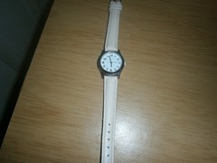 Mid 2010’s unbranded ladies quartz watch. Cream faux leather strap.22cm(E26WBa)