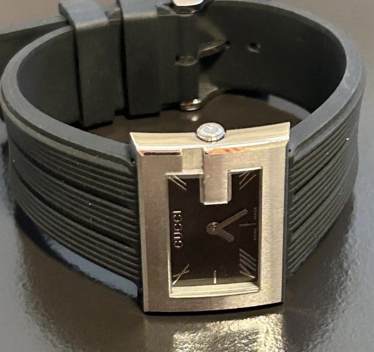 Gucci ladies nice slvr-black “G” watch, new battery, fast free shipping $399.99